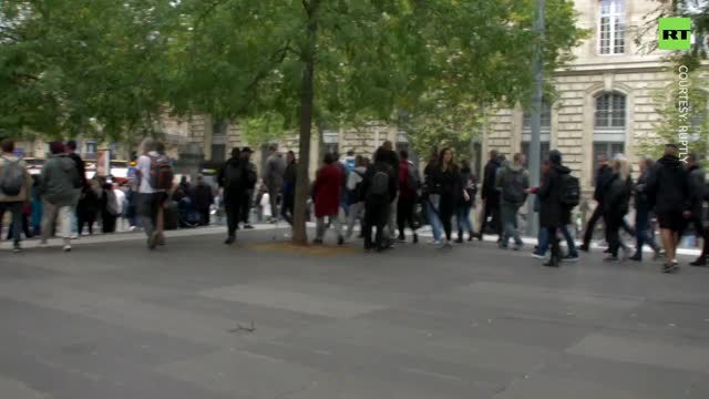 I manifestanti dei gilet gialli tornano nelle strade di Parigi in Francia in mezzo all'aumento dell'inflazione.i manifestanti danneggiavano gli arredi urbani e davano fuoco ai cassonetti della spazzatura..esprimendo il loro malcontento