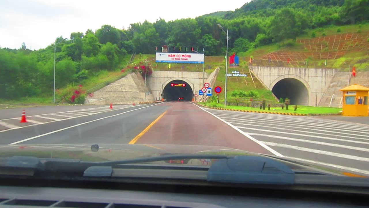 Cu Mong tunnel, 2600 meters long - Hầm Cù Mông, dài 2600 mét