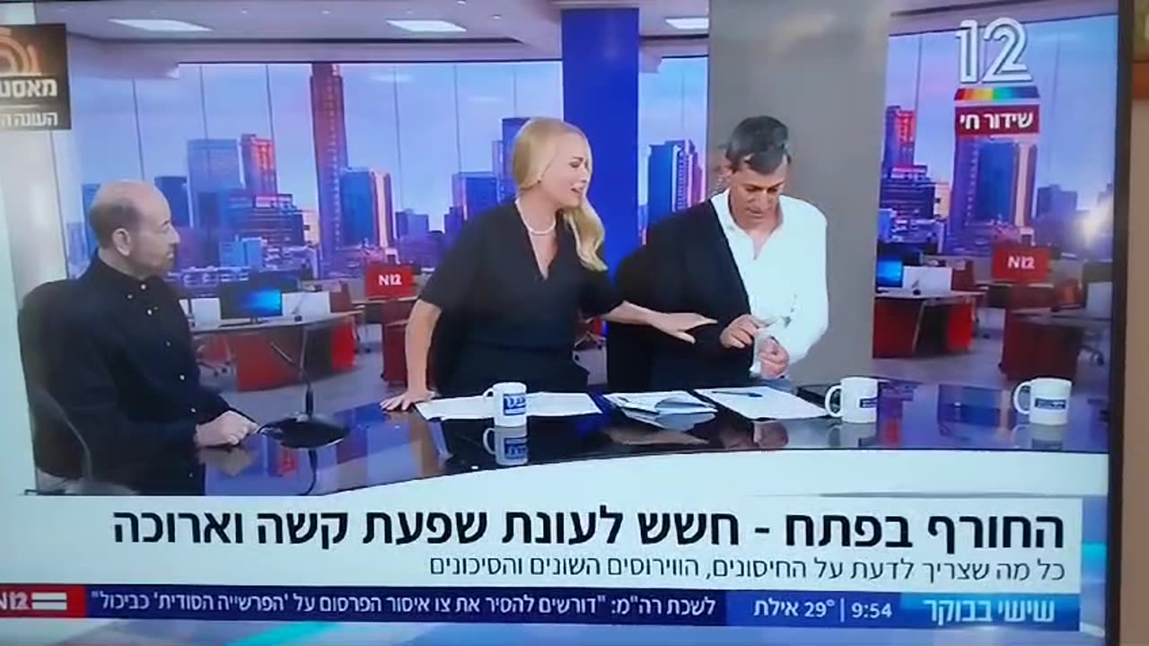 ערוץ 12 הזרוע השיווקית של קרטל הפארמה בשפל חדש המנחים מתחסנים לשפעת בשידור חי כנראה שהם באמת נואשים 01.11.24