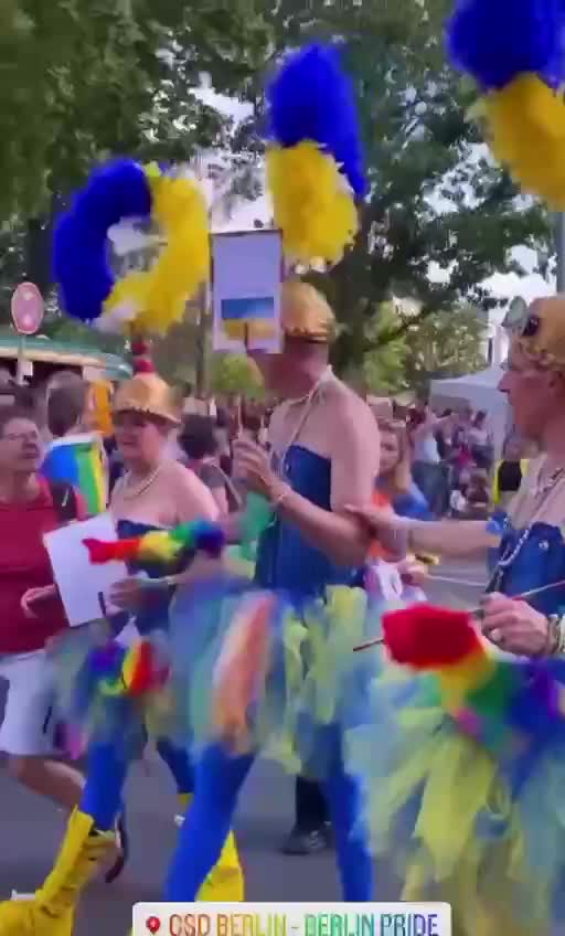 23.07.22 🇩🇪🏳️‍🌈🇺🇦 Gay parade in Berlin in support of Ukraine.