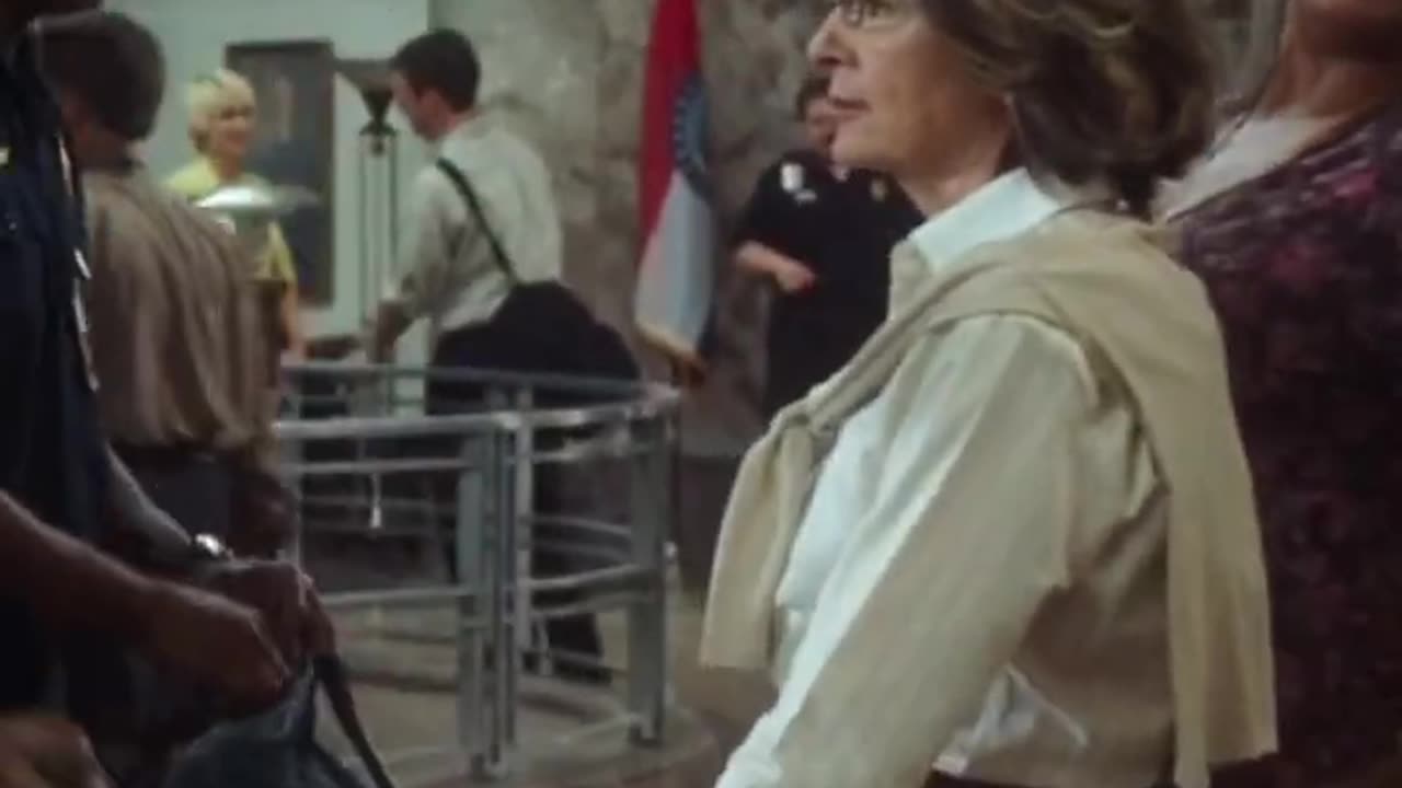 A woman steals thousand of dollars in front security