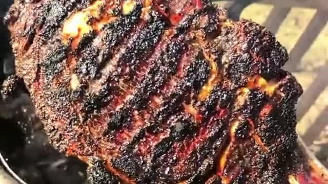 Steak won’t fit in your cast iron Flip it upside down #steak #howto