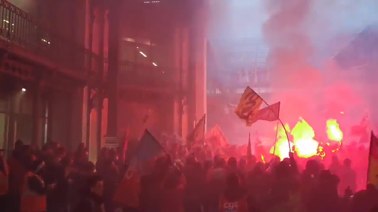 France: Protesters Storm BlackRock Office as Protests Rage Against Macron's Proposed Pension Reforms