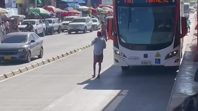 Video: ¡Qué peligro! Hombre se le cruza a bus de Transcaribe en pleno carril