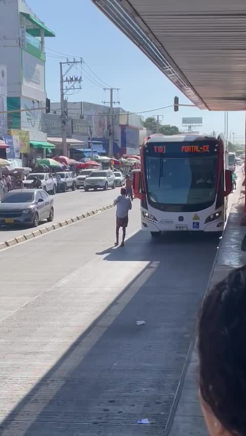 Video: ¡Qué peligro! Hombre se le cruza a bus de Transcaribe en pleno carril