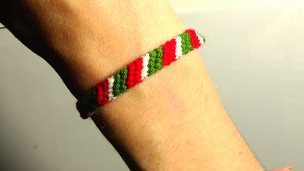 DIY Christmas Friendship Bracelet Tutorial, Candy Stripe Bracelet