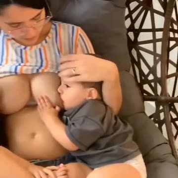 Mom Feeds two babies together | Breastfeeding