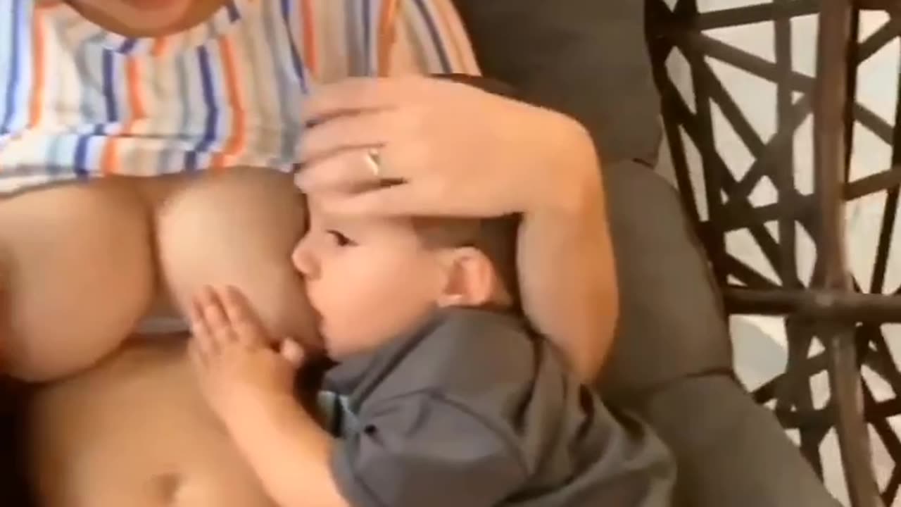 Mom Feeds two babies together | Breastfeeding