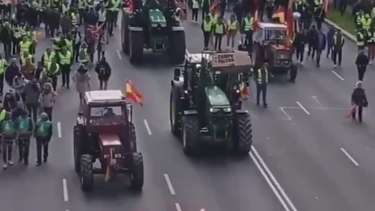 A massive convoy of tractors is heading towards the EU building