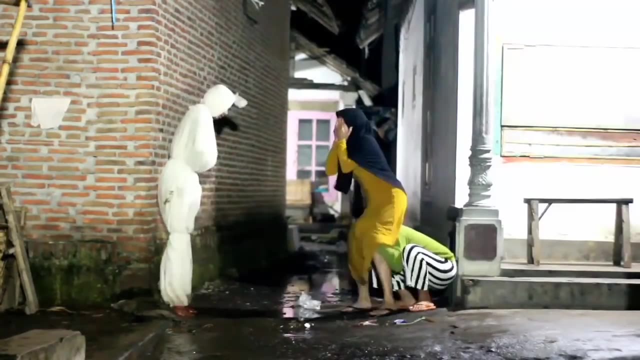 Indonesian ghost pocong prank make me laugh. very funny