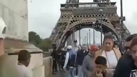 ΔΕΙΤΕ ΤΙ ΚΑΝΟΥΝ ΕΠΕΝΔΥΤΕΣ ΣΤΟΝ ΠΥΡΓΟ ΤΟΥ ΑΙΦΕΛ.