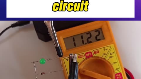 Simple 12 volt battery full charge indicator circuit