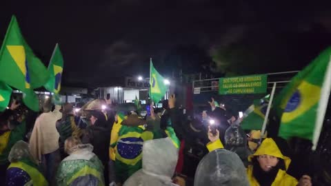 Choveu muito forte mas a manifestação em frente ao Exército continuou e cantaram o Hino Nacional