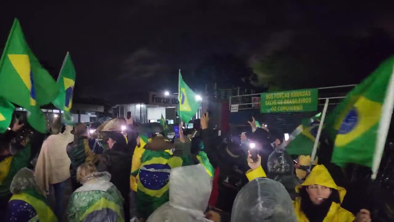 Choveu muito forte mas a manifestação em frente ao Exército continuou e cantaram o Hino Nacional