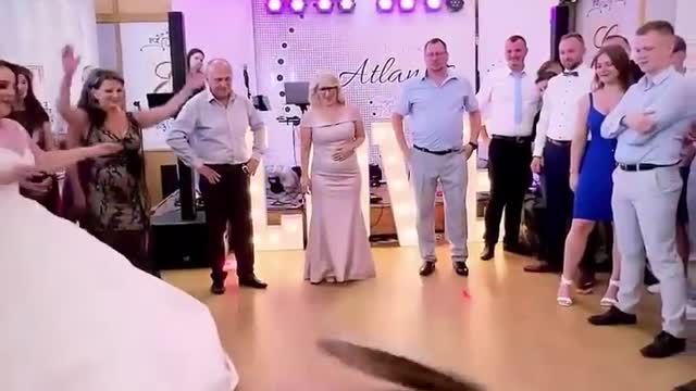 تحدي لعبه بين العرسان فريق العروسه فازت😂😂👏👏👏👏💃🏻💃🏻