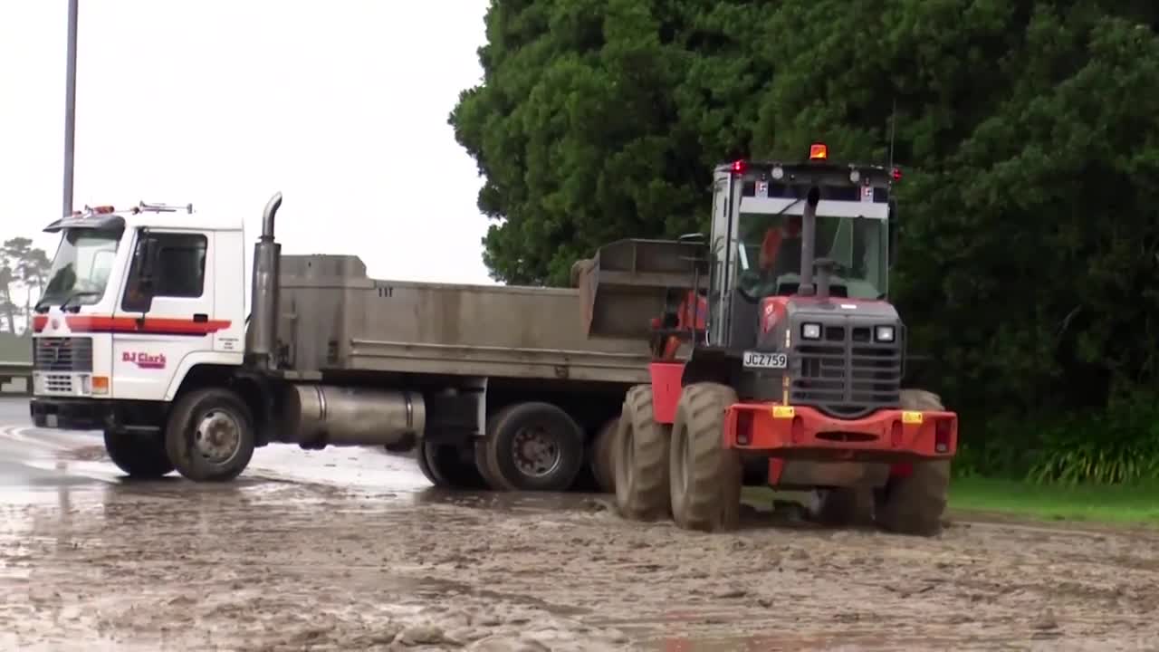 New Zealand rains ease, people forced from homes