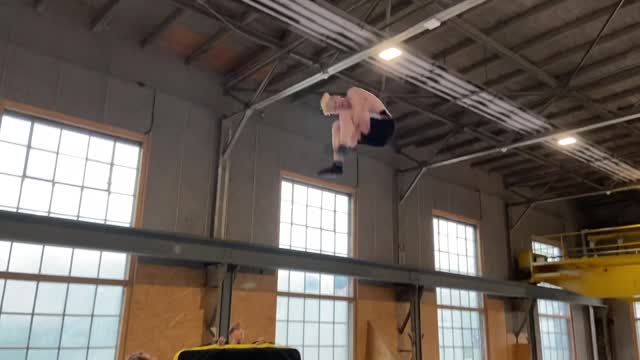 SEXTUPLE FLIP ON TRAMPOLINE!!! (6 FLIPS)