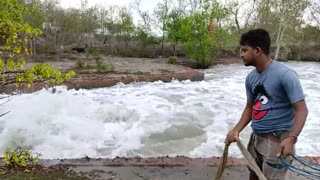 Unbelievable Cast Net Fishing - Fisherman vs River Catch Netting