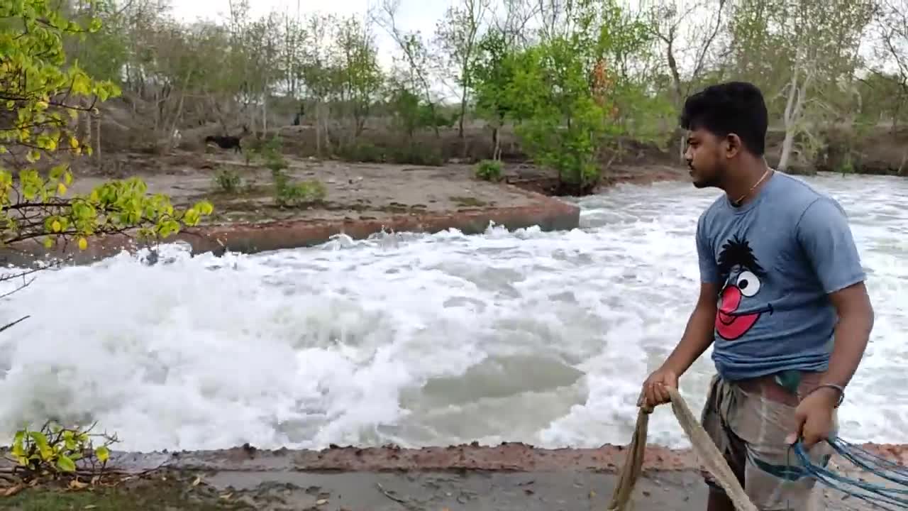 Unbelievable Cast Net Fishing - Fisherman vs River Catch Netting