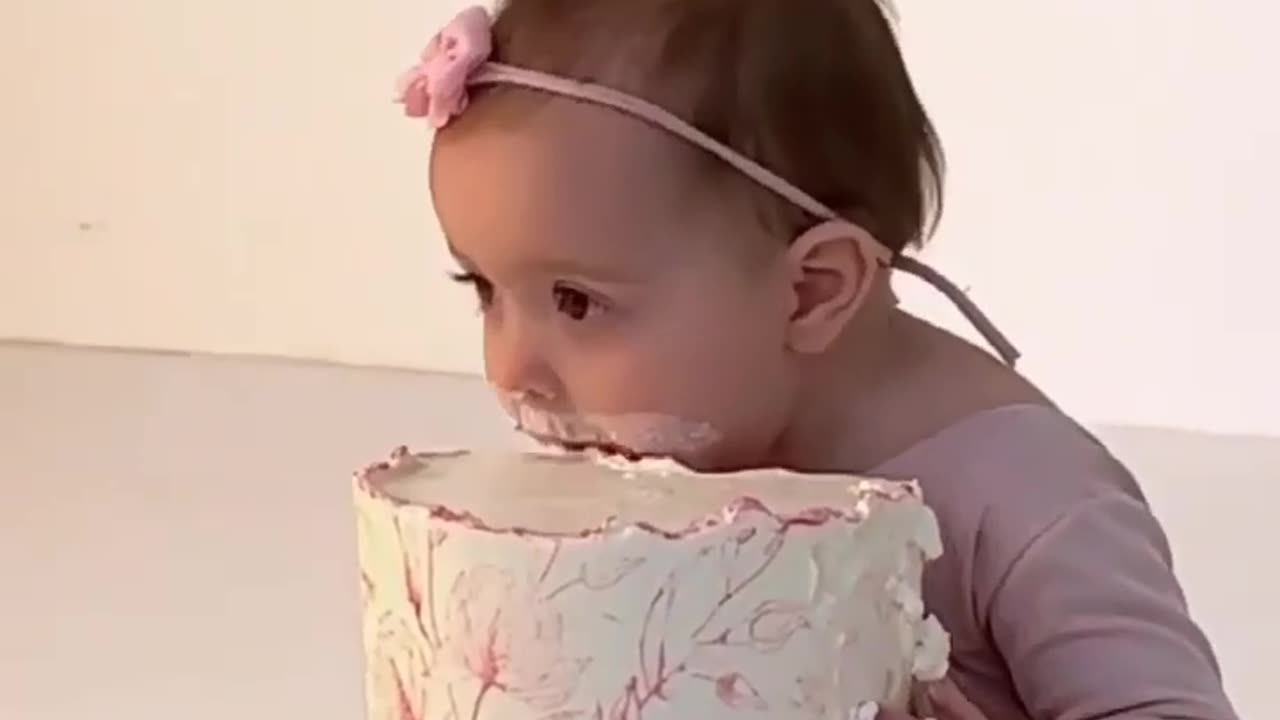 Funny Kid eating Cake 😂