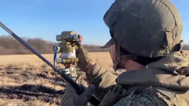 Western MD 2S-19 Msta-S self-propelled artillery system crews of Russia