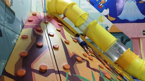 Nitya ने sky jumper trampoline park में मस्ती करते हुए