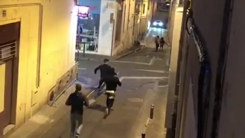 Video circulating of patriotic concerned French citizens chasing off would be looters.