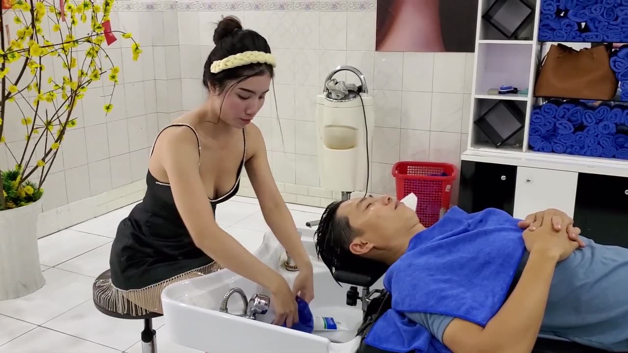 [ASMR] Although her beauty is noticed by many people, she can also give a professional massage