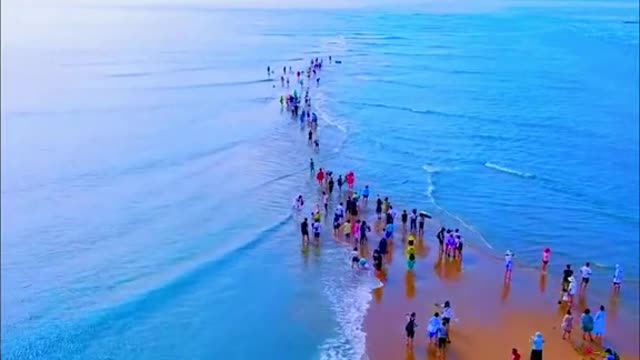 tle difficulty, and when they reached the beach there were