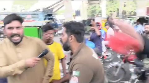 Policeman abusing journalist