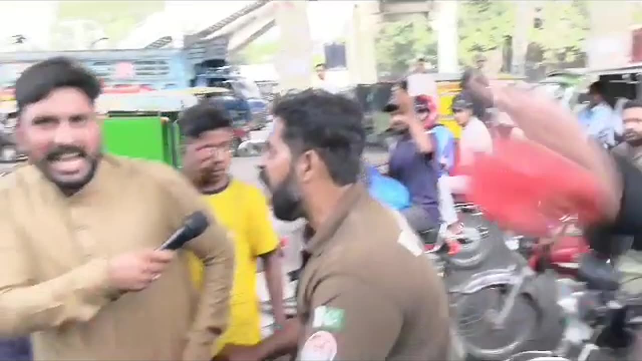 Policeman abusing journalist