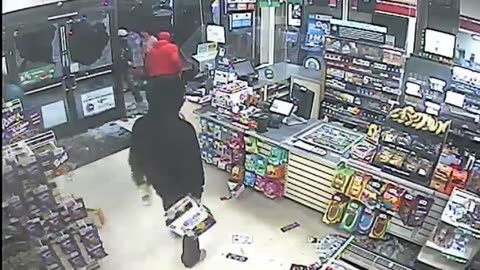 Sideshow Visitors Rob 7-11 Convenience Store