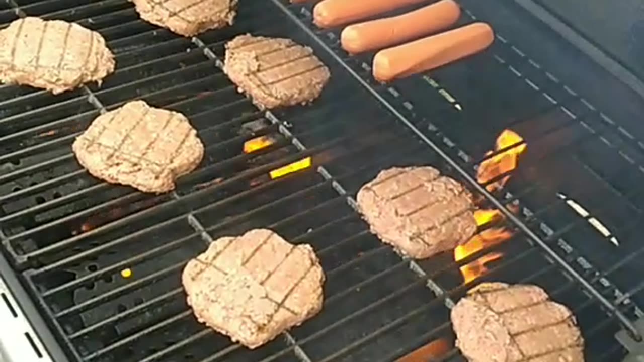 Grilling burgers and hot dogs / Matt Ahn Talk Show