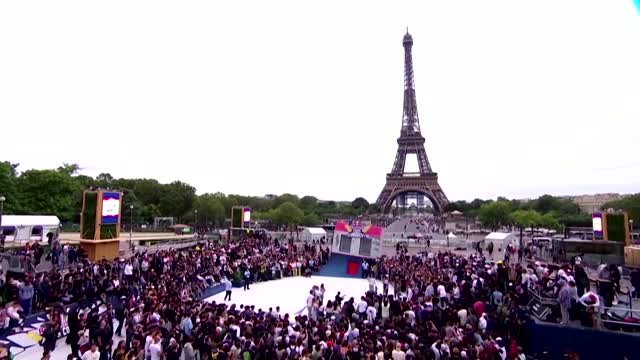 Neymar cheers on skateboarders in Paris