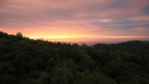 The very beautiful mountain scenery makes the eyes don't want to blink