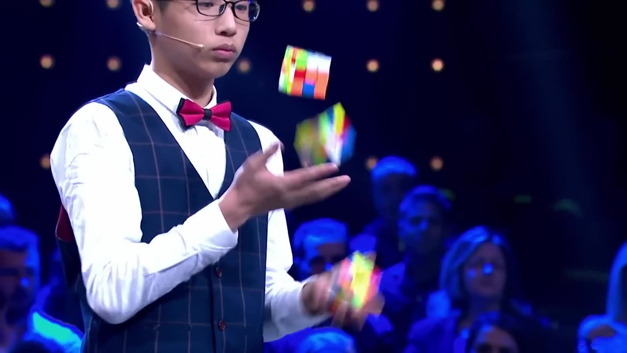 He JUGGLED and SOLVED 3 Rubik's cubes! - Guinness World Records