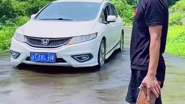 Chinese comedy car v/s man