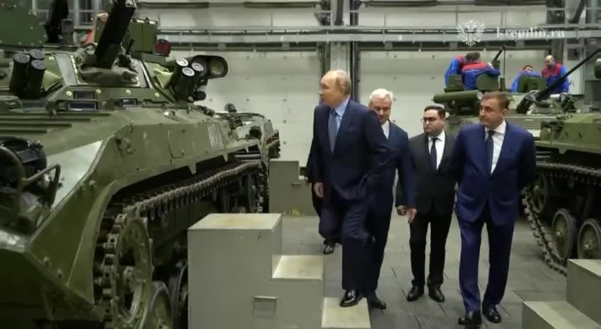 Путин посетил оборонные предприятия