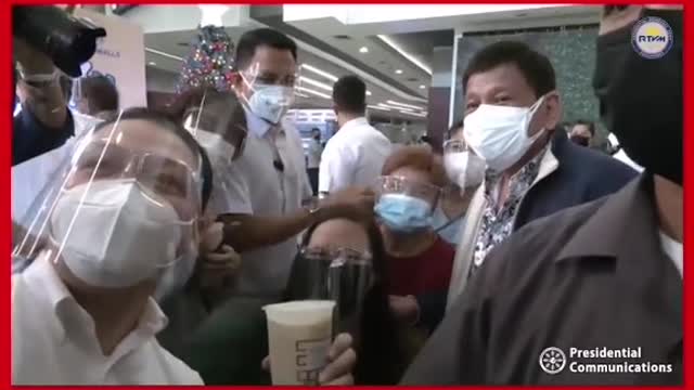 Pangulong Duterte, namigay ng milk tea sa mga nagpabakunakontra COVID-19