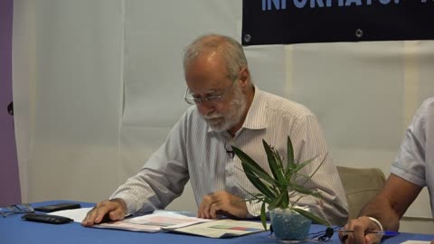 Jon Ander Etxebarria (ex-decano del Colegio de Biólogos de Euskadi) durante la rueda de prensa de Bizitza el pasado 19 se septiembre. "Hay que detener la 4ª dosis"