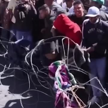 Migrant group attempts mass entry into US at Mexico border