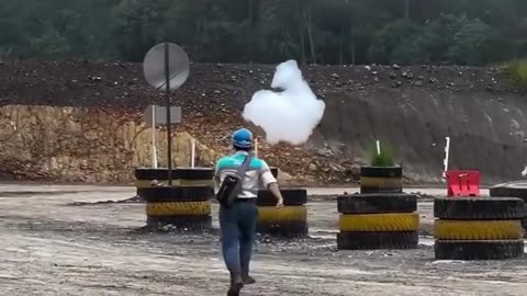 Suddenly "a cloud floated down" from the sky! It suddenly fell on a construction site in Indonesia