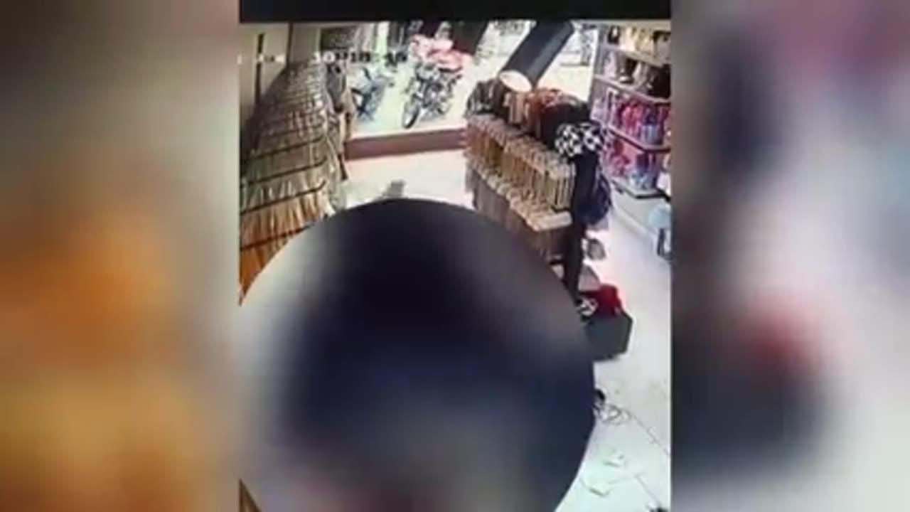 Video: Se metió al almacén donde trabaja su 'ex' e intentó asesinarla