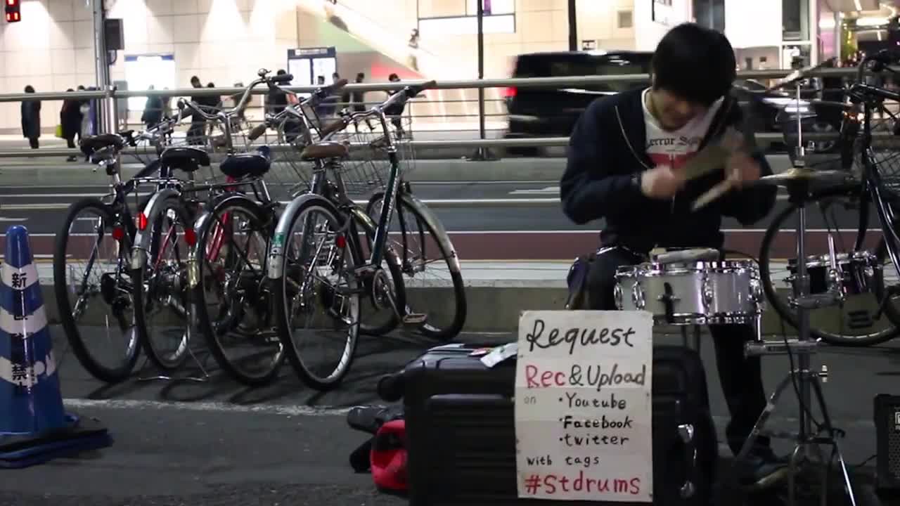AMAZING Street drummer at Shinjuku!