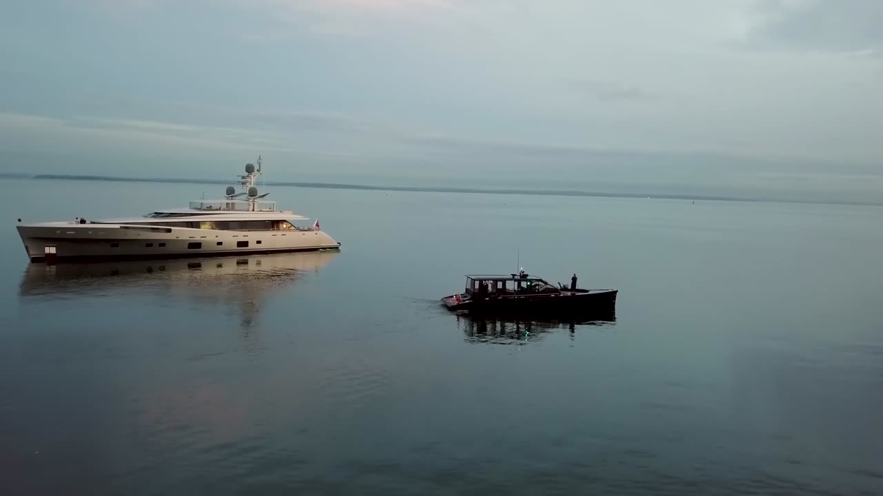 20180911文贵先生视频²：在船上与大家分享音乐，被盗国贼的无人机威胁，谢谢盗国贼的礼物。