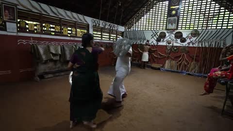 80 yr old old]] challenges a young man for martial arts