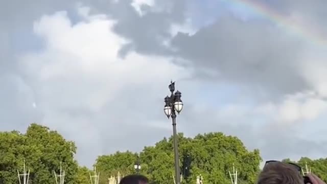 Double rainbow forms over Buckingham Palace