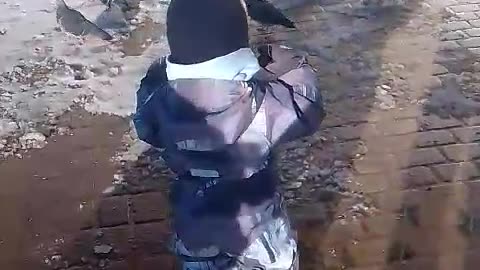 Сын гуляет впервые увидел голубя