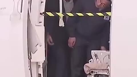 😱 Passenger opens the door during flight