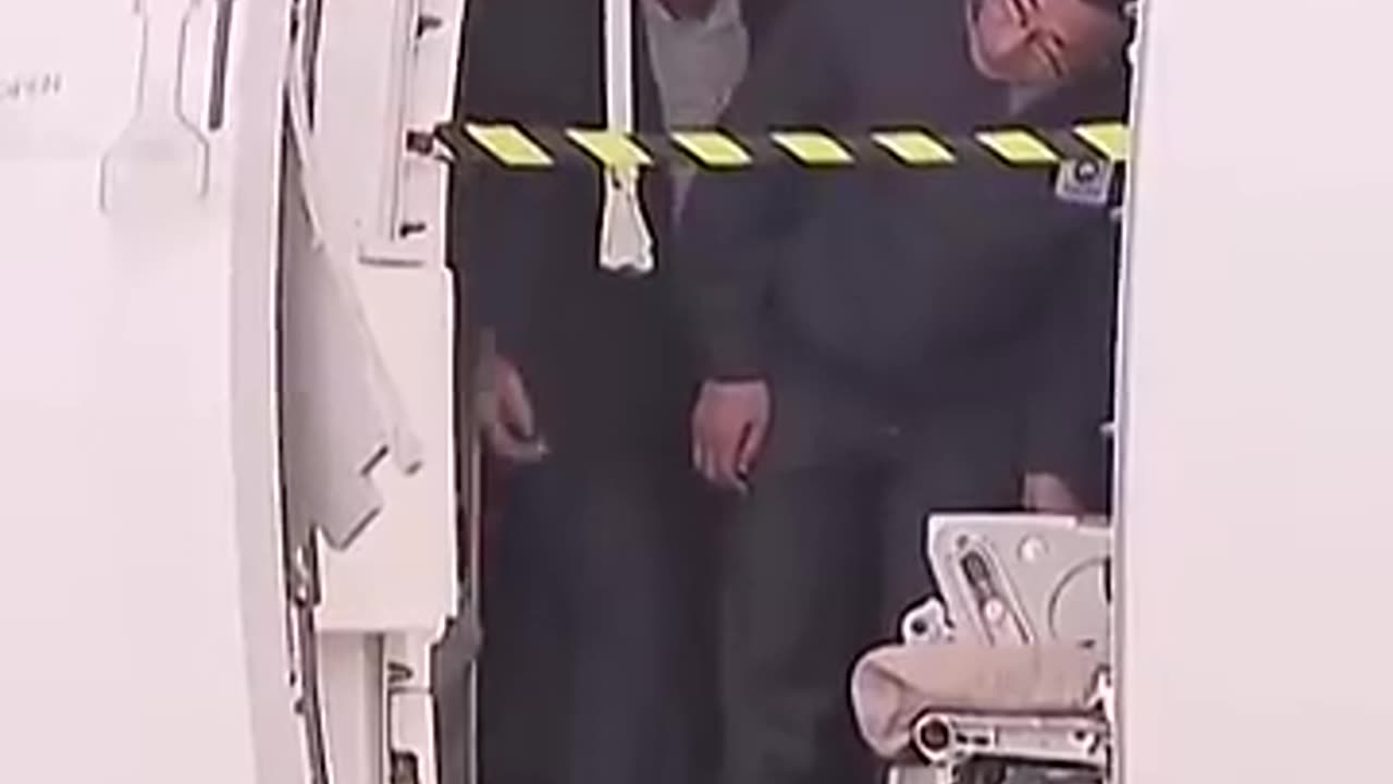 😱 Passenger opens the door during flight